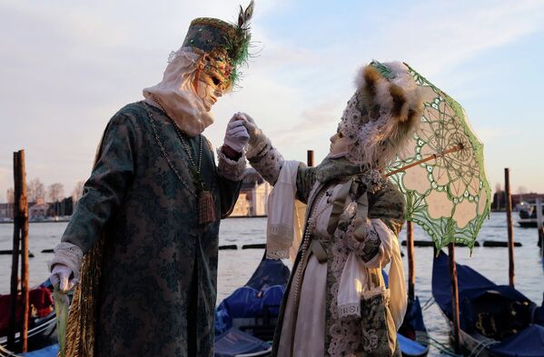 Glamorous Masquerade: Italy's Dramatic Carnival - Sputnik International