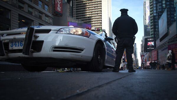 A police officer stands guard in Times Square in the Manhattan borough of New York January 15, 2015 - Sputnik International