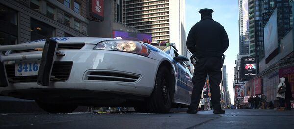 A police officer stands guard in Times Square in the Manhattan borough of New York January 15, 2015 - Sputnik International