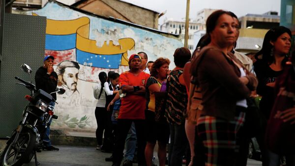 People line up to buy toilet paper at a supermarket in downtown Caracas January 19, 2015 - Sputnik International