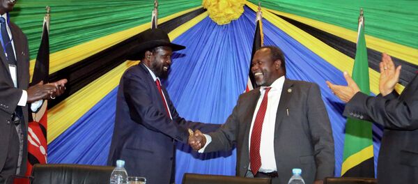 South Sudan's President Salva Kiir, left, shakes hands with rebel leader and former vice president Riek Machar - Sputnik International