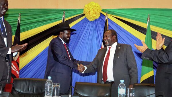South Sudan's President Salva Kiir, left, shakes hands with rebel leader and former vice president Riek Machar - Sputnik International