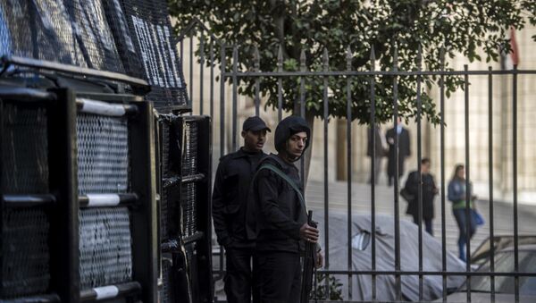 Egyptian riot policemen stand guard outside the High Court in downtown Cairo - Sputnik International