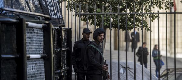 Egyptian riot policemen stand guard outside the High Court in downtown Cairo - Sputnik International