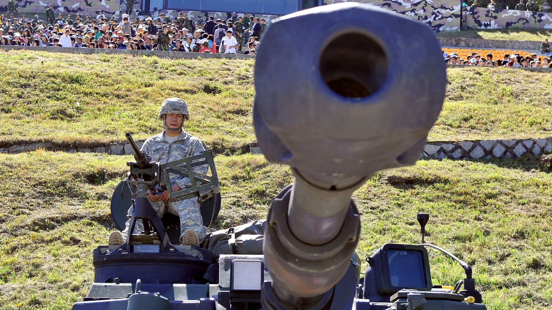 A US soldier sits on the top of M109A6 Paladin 155mm Howitzer during a joint military exercise on the Seungjin Fire Training Field in Pocheon, 30 kms south of the border with North Korea . File photo - Sputnik International, 1920, 27.04.2022
