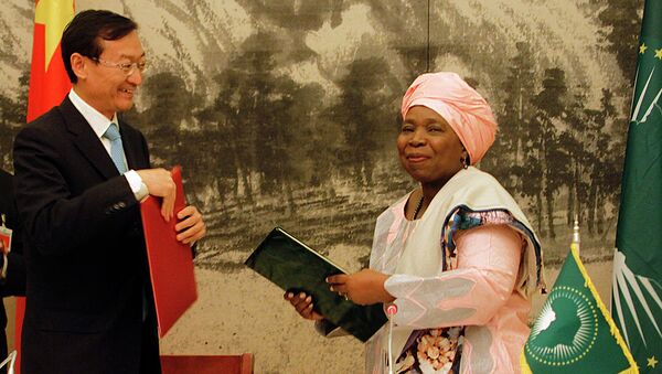 Chairwoman of the African Union Commission Nkosazana Dlamini Zuma (R) together with Chinese Vice Foreign Minister Zhang Ming, exchanging the Memorandum of Understanding - Sputnik International