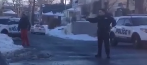 New Rochelle Police Officer points the gun at a group of teenagers having a snowball fight. New Rochelle Police Officer points the gun at a group of teenagers having a snowball fight. - Sputnik International