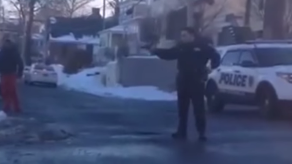 New Rochelle Police Officer points the gun at a group of teenagers having a snowball fight. - Sputnik International