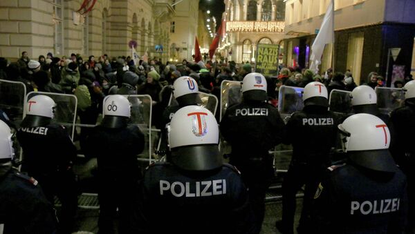 Demonstrators are stopped by police as they gather to protest against the ball at the Hofburg palace hosted by Austria's right-wing Freedom Party - Sputnik International