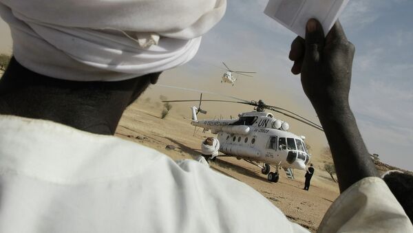A Darfurian man chants slogans in favour of the Sudan Liberation Army (SLA) Wahid-Nur faction 17 January, as a United Nations helicopter lands in the area of Mulagat in northern Darfur - Sputnik International