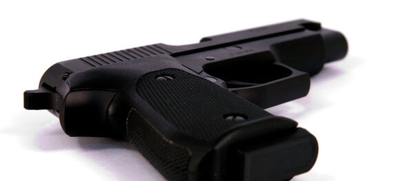 Toddler shoots parents with mother's handgun Toddler shoots parents with mother's handgun - Sputnik International