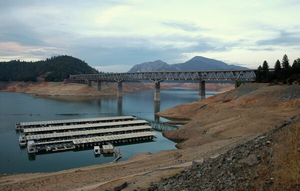 House boats are docked at Lake Shasta's Bay Bridge resort near Redding, California. House boats are docked at Lake Shasta's Bay Bridge resort near Redding, California. - Sputnik International