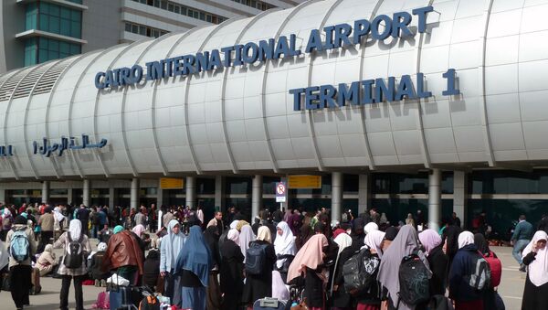 Foreigners crowd the entrance to Cairo's International Airport - Sputnik International