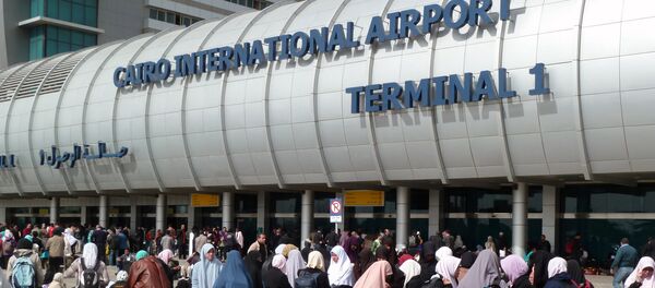 Foreigners crowd the entrance to Cairo's International Airport Foreigners crowd the entrance to Cairo's International Airport - Sputnik International
