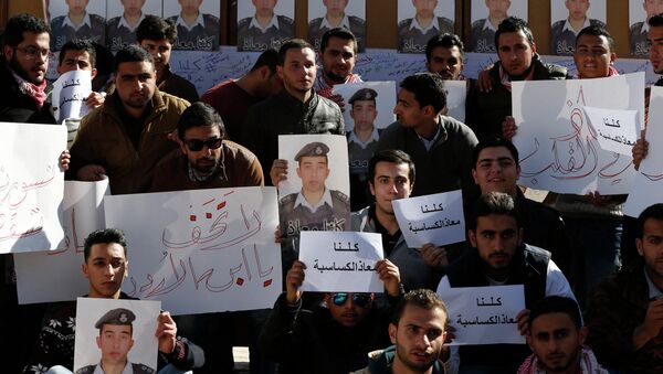 Students hold pictures of Islamic State captive Jordanian pilot Muath al-Kasaesbeh - Sputnik International