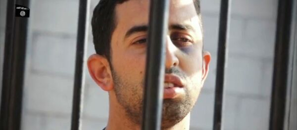A man purported to be Islamic State captive Jordanian pilot Muath al-Kasaesbeh is seen standing in a cage in this still image from an undated video filmed from an undisclosed location made available on social media on February 3, 2015 A man purported to be Islamic State captive Jordanian pilot Muath al-Kasaesbeh is seen standing in a cage in this still image from an undated video filmed from an undisclosed location made available on social media on February 3, 2015 - Sputnik International