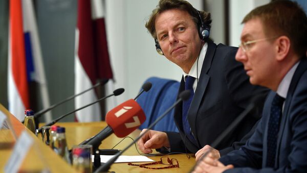 Latvian Foreign Minister Edgars Rinkevics (R) and his Dutch counterpart Bert Koenders (L) attend a press conference after their meeting at the Foreign Ministry in Riga on February 3, 2015 - Sputnik International