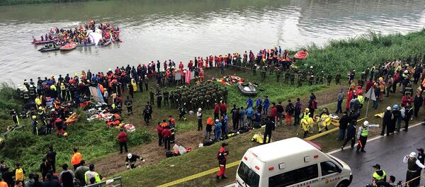 An ambulance arrives as rescuers carry out rescue operations after a TransAsia plane crashed into a river in New Taipei City, February 4, 2015. An ambulance arrives as rescuers carry out rescue operations after a TransAsia plane crashed into a river in New Taipei City, February 4, 2015. - Sputnik International