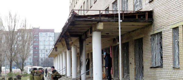 Members of the armed forces of the separatist self-proclaimed Donetsk People's Republic gather outside a hospital, which according to locals was damaged by shelling, in Donetsk February 4, 2015. Members of the armed forces of the separatist self-proclaimed Donetsk People's Republic gather outside a hospital, which according to locals was damaged by shelling, in Donetsk February 4, 2015. - Sputnik International