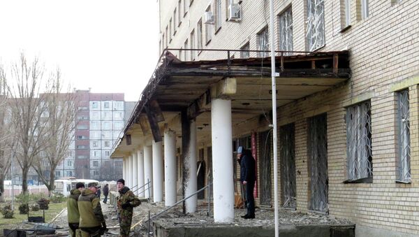 Members of the armed forces of the separatist self-proclaimed Donetsk People's Republic gather outside a hospital, which according to locals was damaged by shelling, in Donetsk February 4, 2015. - Sputnik International
