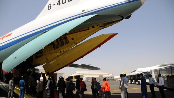 Chinese evacuees board a Chinese air force transporter at Sudan's Khartoum international airport, March 3, 2011. - Sputnik International