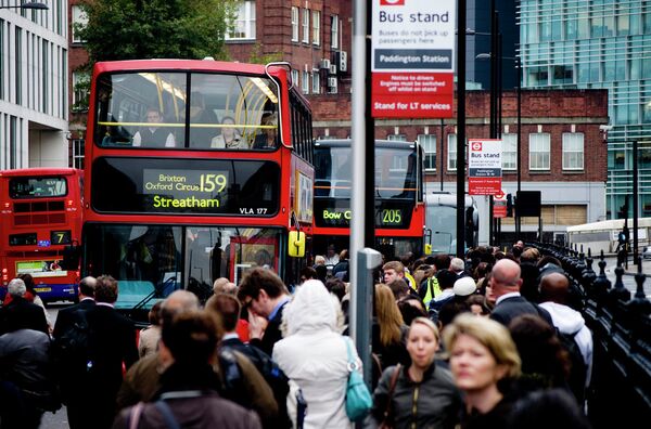 Crowded bus stand in London Crowded bus stand in London - Sputnik International