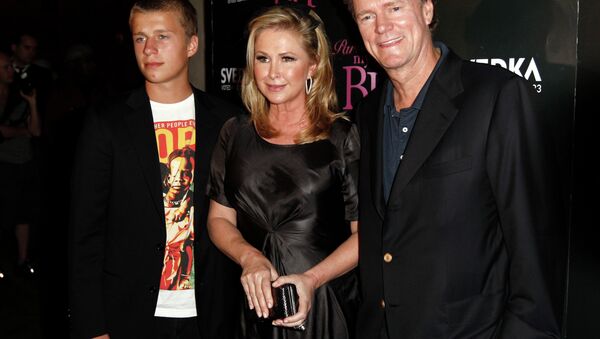 Conrad Hilton (left) and parents Kathy and Rick Hilton - Sputnik International