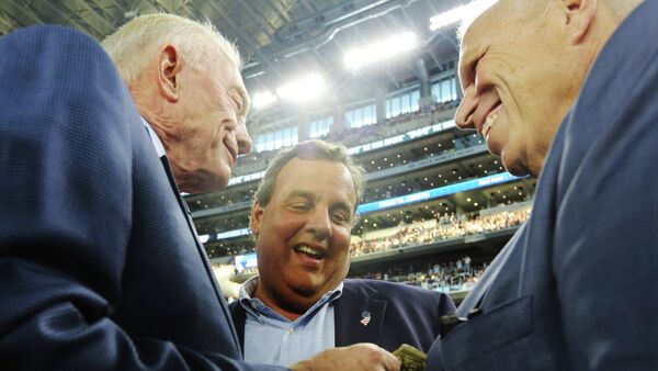 Dallas Cowboys owner Jerry Jones, left, New Jersey Gov. Chris Christie and New York Giants executive vice-President Steve Tisch, right, talk before an NFL football game between the Giants and Cowboys - Sputnik International