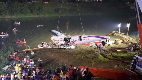 Rescuers lift the wreckage of the TransAsia ATR 72-600 oot of the Keelung river at New Taipei City on February 4, 2015. - Sputnik International