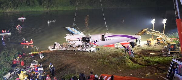 Rescuers lift the wreckage of the TransAsia ATR 72-600 oot of the Keelung river at New Taipei City on February 4, 2015. Rescuers lift the wreckage of the TransAsia ATR 72-600 oot of the Keelung river at New Taipei City on February 4, 2015. - Sputnik International