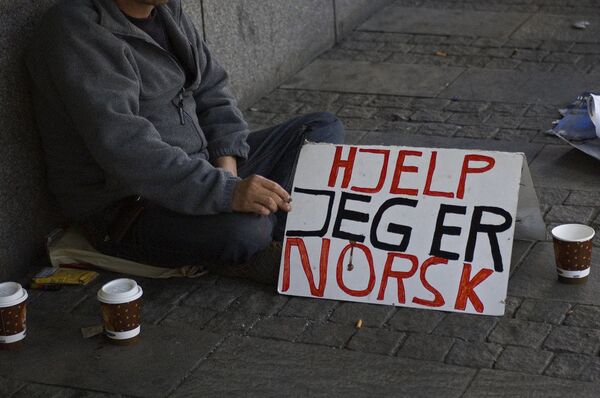 A beggar's sign in Norway that says Help, I am Norweigan - Sputnik International