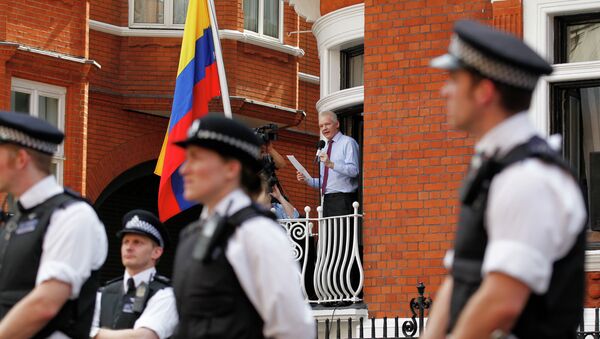 Surrounded by British police WikiLeaks founder Julian Assange, centre, makes a statement to the media and supporters from a window of Ecuadorian Embassy in central London. - Sputnik International