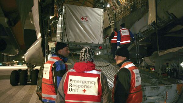 A mobile clinic of the Red Cross is being loaded onto a cargo plane in Tampere airport - Sputnik International