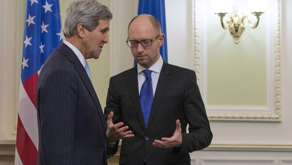US Secretary of State John Kerry (L) talks with Ukrainian Prime Minister Arseniy Yatsenyuk - Sputnik International