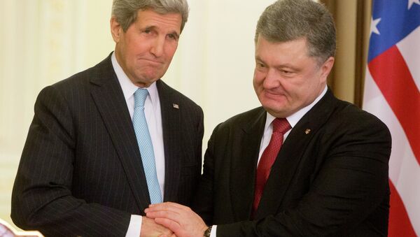 Poroshenko and John Kerry - Sputnik International