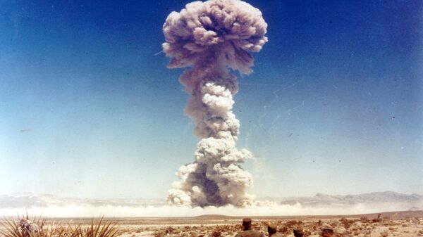 Military personnel observe a nuclear weapons test in Nevada, the United States, in 1951 - Sputnik International