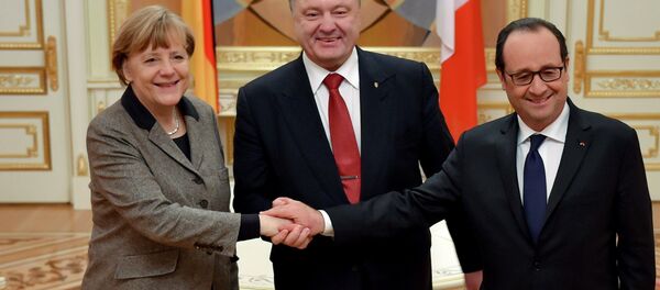 Ukraine's President Petro Poroshenko (C) shakes hands with German Chancellor Angela Merkel and French President Francois Hollande during their meeting in Kiev, February 5, 2015. - Sputnik International