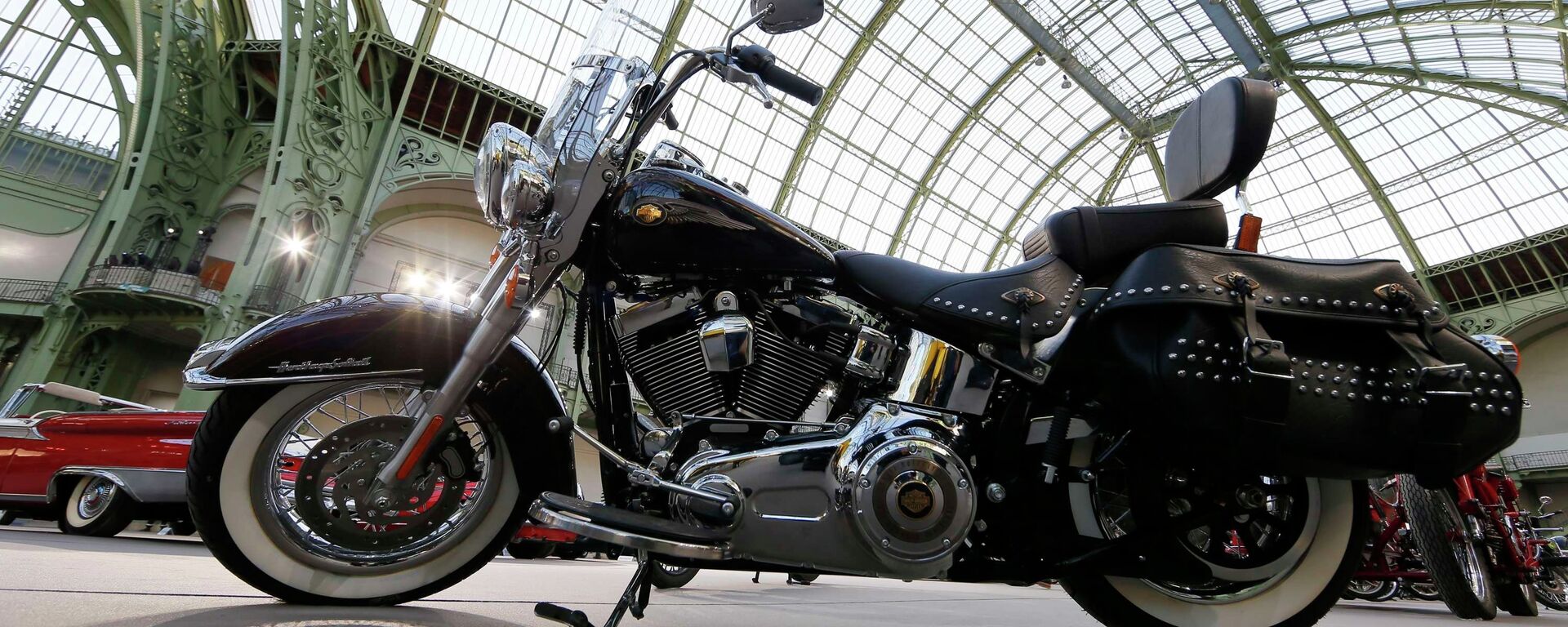 A Harley-Davidson motorcycle blessed with the signature of Emeritus Pope Benedict XVI, and later received by Pope Francis, is displayed ahead of the Bonhams' Les Grandes Marques du Monde vintage motor cars and motorcycles auction at the Grand Palais exhibition hall as part of the Retromobile vintage car show in Paris February 4, 2015 - Sputnik International, 1920, 22.06.2018