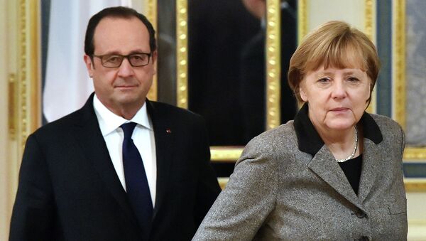 French President Francois Hollande (L) and German Chancellor Angela Merkel (R) walk prior to their meeting with the Ukrainian President in Kiev on February 5, 2015. - Sputnik International