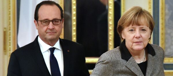 French President Francois Hollande (L) and German Chancellor Angela Merkel (R) walk prior to their meeting with the Ukrainian President in Kiev on February 5, 2015. - Sputnik International