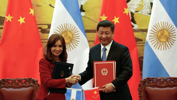 Argentinian President Cristina Fernandez de Kirchner (L) and Chinese President Xi Jinping shake hands and face the media after signing documents during a ceremony at the Great Hall of the People in Beijing February 4, 2015. - Sputnik International