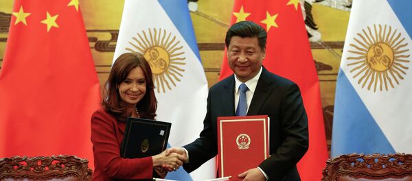 Argentinian President Cristina Fernandez de Kirchner (L) and Chinese President Xi Jinping shake hands and face the media after signing documents during a ceremony at the Great Hall of the People in Beijing February 4, 2015. - Sputnik International