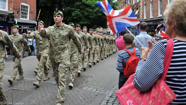 Crowds cheer as soldiers march through Worcester - Sputnik International