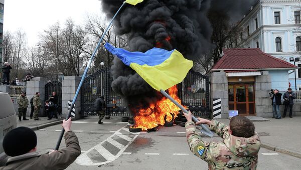 Commenting on the IMF's decision to provide Ukraine with a $17.5 billion loan package, Martin Sieff, columnist for the Baltimore Post-Examiner, argues that Western financial intervention into the Ukrainian economy is akin to throwing money down a black hole. - Sputnik International