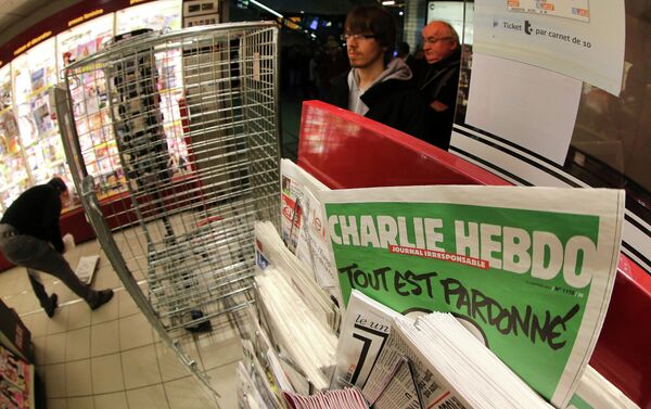 the latest issue of Charlie Hebdo newspaper at a newsstand - Sputnik International