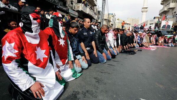 Protesters dressed in Jordanian flag - Sputnik International