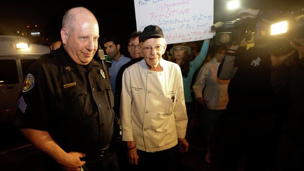 Homeless advocate Arnold Abbott, 90 walks with police officer after arrest for feeding the homeless - Sputnik International