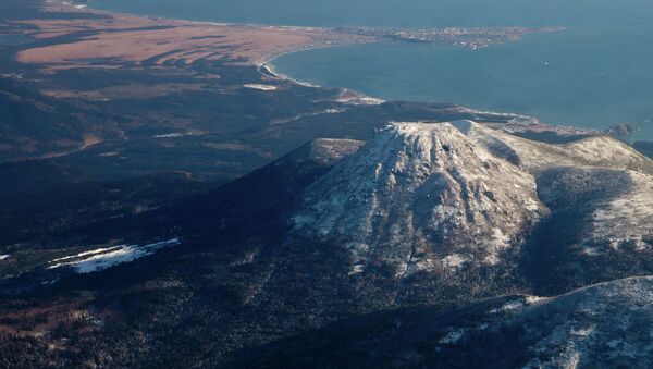 View of Mendeleev volcano and Yuzhno-Kurilsk village on Kunashir island. - Sputnik International