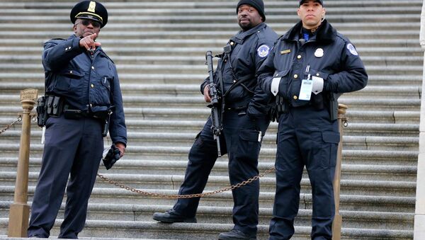 U.S. Capitol Hill Police officers stand guard on the East side of the U.S. Capitol before U.S. President Barack Obama makes his sixth State of the Union address inside the House Chambers on Capitol Hill in Washington, January 20, 2015 - Sputnik International