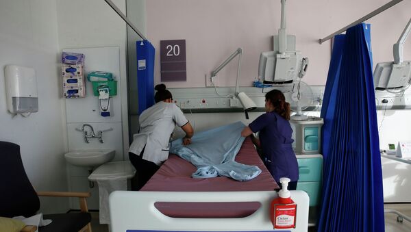 Nurses prepare a bed on a ward at St Thomas' Hospital in central London January 28, 2015 - Sputnik International